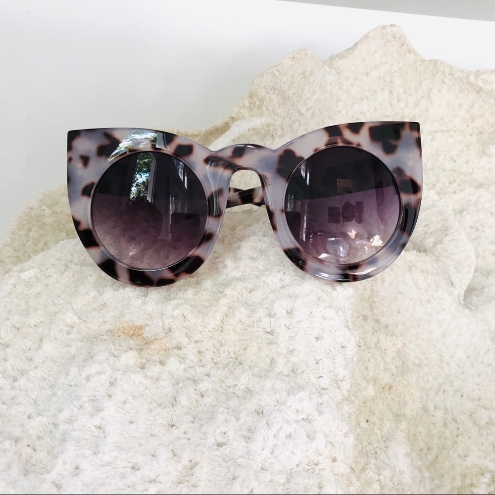 Cat eye statement leopard print sunglasses